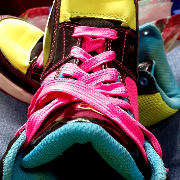 OP. Tennis shoes - Picture 4 of 7